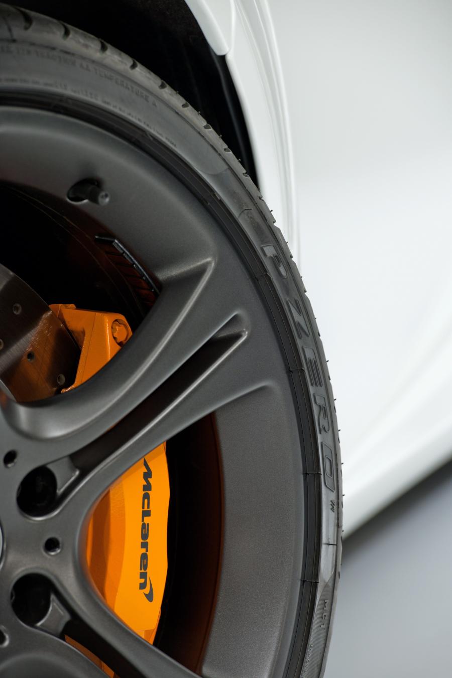  McLaren MP4-12C White Edition 2011 года  (фото 12 из 26)